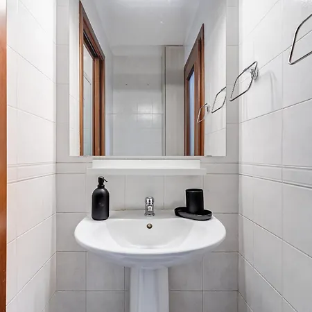 Apartment Cozy 2-bedroom Flat With Balcony In Monteverde