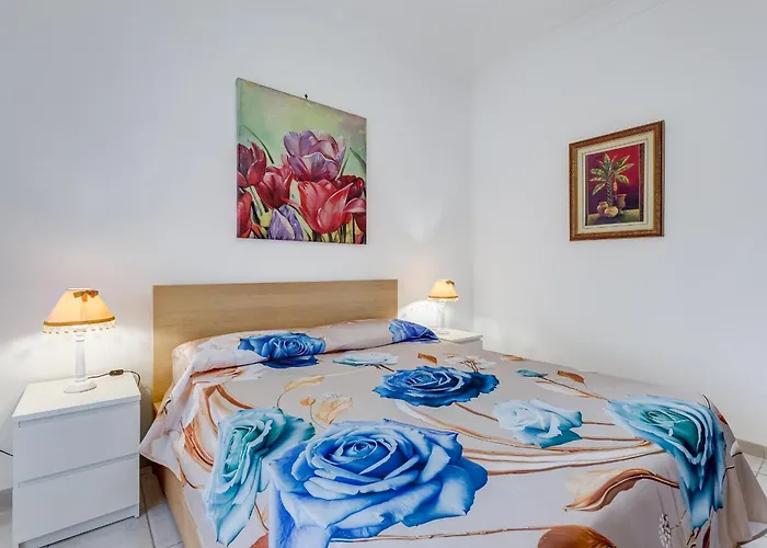 Апартаменты Cozy 2-bedroom Flat With Balcony In Monteverde Рим