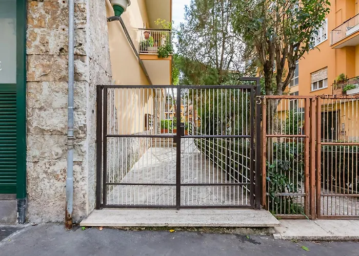 Cozy 2-bedroom Flat With Balcony In Monteverde * Рим